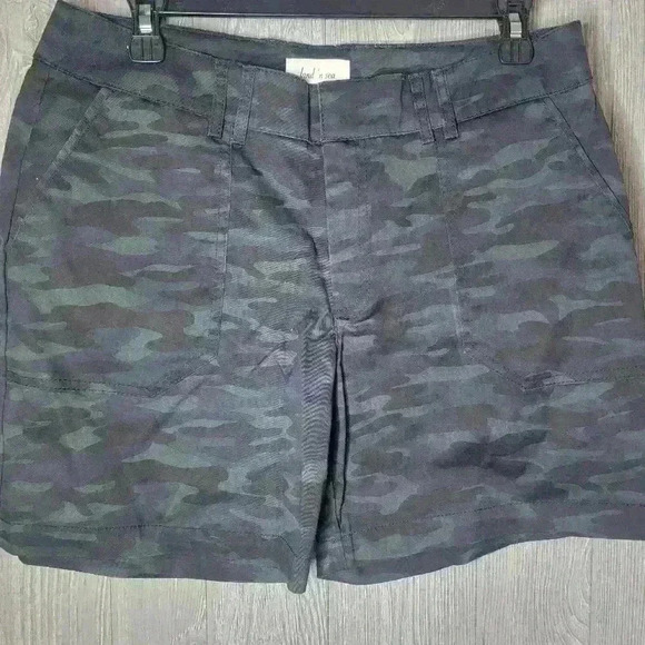 Land N Sea women's camo shorts. Size 8 - Picture 1 of 4
